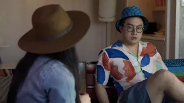 Gucci GG Multicolore Bucket Hat porté par Edmund (Bowen Yang) comme on le voit dans Awkwafina is Nora From Queens séries TV tenues (Saison 2 Épisode 9)