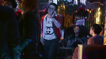 Gucci Oversize T-shirt porté par Edmund (Bowen Yang) comme on le voit dans Awkwafina is Nora From Queens série TV garde-robe (Saison 2 Épisode 9)
