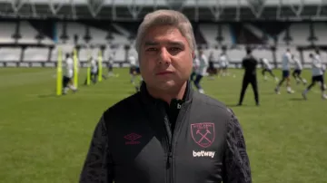 Chaqueta de fútbol Umbro West Ham usada por Nathan Shelley (Nick Mohammed) como se ve en los atuendos de la serie de televisión Ted Lasso (S02E12)