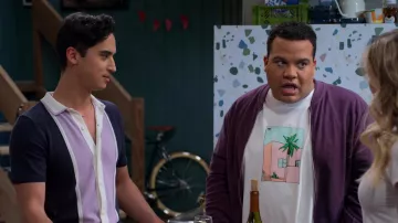 Adidas Originals Coton Dessiné à la Main T-shirt en Blanc porté par Kai (Logan Tyler Jennings) comme on le voit dans Jolies tenues de la série TV Intelligente (S01E04)