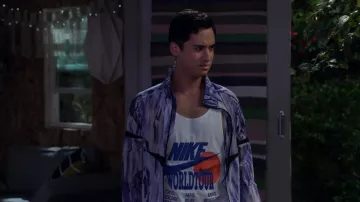 Tanque gráfico Nike World Tour Pack en blanco usado por Jayden (Michael Hsu Rosen) como se ve en los atuendos de la serie de televisión Pretty Smart (S01E08)