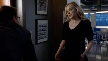 Ramy Brook Rory T-Shirt en Cachemire noir porté par Marissa Morgan (Genève Carr) comme on le voit dans la série télévisée Bull Tenues (Saison 6 Épisode 1)