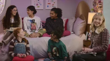 Nike Sweatshirt Icon Clash usado por Jessi Ramsey (Anais Lee) como se ve en el vestuario de la serie de televisión The Baby-Sitters Club (Temporada 2 Episodio 3)