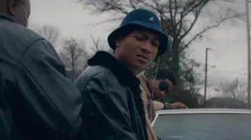 Kangol Bleu Bucket Hat porté par Meech (Demetrius &#39;Lil Meech&#39; Flenory) dans BMF Black Mafia Family TV series garde-robe (Saison 1 Épisode 3)