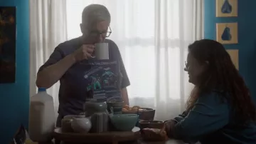 W&amp;CF &quot;Les femmes et les enfants d&#39;abord&quot; Tee en violet porté par Abby (Abby McEnany) comme on le voit dans les tenues de la série Work in Progress (Saison 2, Épisode 10)
