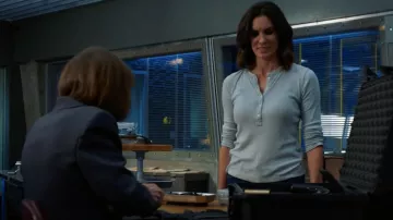 AG Adriano Goldschmied Veda Thermique Manches Longues Henley en Gris porté par Kensi Blye (Daniela Ruah) comme on le voit dans NCIS: Los Angeles série TV garde-robe (S13E01)