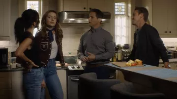 Cárdigan de puntada de contraste de Sandro usado por Nancy Drew (Kennedy McMann) como se ve en el vestuario de la serie de televisión Nancy Drew (Temporada 3 Episodio 1)