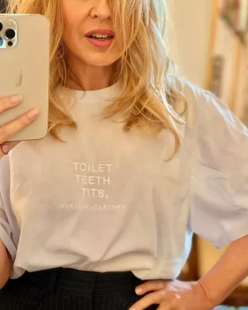 Toilettes Seins Dents (TTT) T-shirt porté par Kylie Minogue sur son Instagram account @kylieminogue