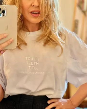 Toilettes Seins Dents (TTT) T-shirt porté par Kylie Minogue sur son Instagram account @kylieminogue