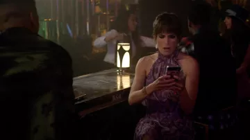 A.L.C. Cody Vestido impreso usado por Marina (Karla Souza) como se ve en los atuendos de la serie de televisión Home Economics (Temporada 2 Episodio 3)
