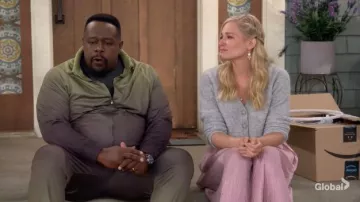 AllSaints Kaylee Crinkled Two in One Slip Dress usado por Gemma (Beth Behrs) como se ve en la serie de televisión The Neighborhood (Temporada 4 Episodio 4)
