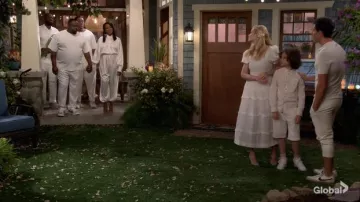 El gran vestido de sabana de vieira usado por Gemma (Beth Behrs) como se ve en los atuendos del programa de televisión The Neighborhood (S04E04)