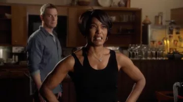Helmut Lang Ribbed Slash Tank in Black usado por Athena Grant (Angela Bassett) como se ve en el vestuario de la serie de televisión 9-1-1 (Temporada 5 Episodio 4)