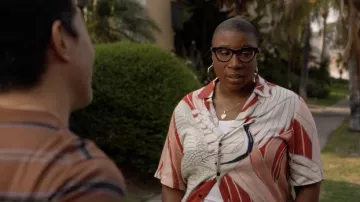 Hugo Boss Efab Chemise Imprimée à Manches Courtes portée par Henrietta 'Hen' Wilson (Aisha Hinds) comme on le voit dans le 9-1-1 (S05E04)