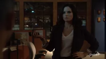 Agolde Thea Col V Facile T Shirt porté par Jessica Knight (Katrina Law) comme on le voit dans la série Télé NCIS Tenues (Saison 19 Épisode 4)