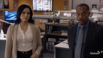Peuple libre L'une des Filles Henley en Ivoire porté par Jessica Knight (Katrina Law) comme on le voit dans les tenues de la série télévisée NCIS (S19E04)