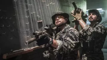 Lunettes de soleil jaunes portées par Sonny Quinn (AJ Buckley) comme on le voit dans les tenues de la série TV de l&#39;Équipe SEAL (Saison 5 Épisode 2)