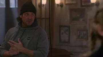 Under Armour Rival Fleece Pullover Hoodie en gris usado por Eliot Spencer (Christian Kane) como se ve en la serie de televisión Leverage: Redemption Outfits (S01E04)