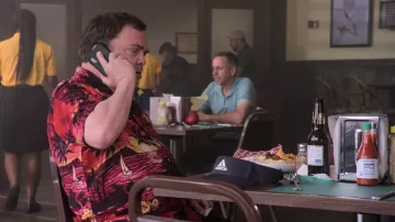 Adidas Black Visor porté par Travis (Marc Farley) comme on le voit dans L'effet de levier: Redemption (S01E12)