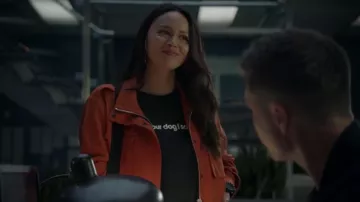 Camiseta "Tell Your Dog I Said Hi" en negro usada por Lucy Chen (Melissa O'Neil) como se ve en la serie de televisión The Rookie Outfits (Temporada 4 Episodio 3)
