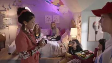 Topshop 'alphabet' imprimé haut à manches longues en multi porté par Claudia Kishi (Momona Tamada) comme on le voit dans Le Club des Baby-Sitters (S02E01)
