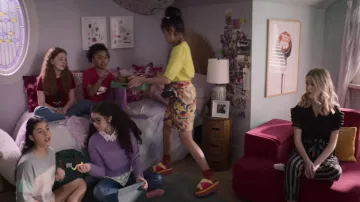 Maeve Sigourney Mini Jupe portée par Claudia Kishi (Momona Tamada) comme on le voit dans Les Baby-Sitters Club séries Télé (S02E01)
