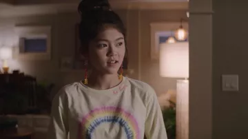 Gap arc-en-ciel jaune à manches longues T-Shirt porté par Claudia Kishi (Momona Tamada) comme on le voit dans Le Club des Baby-Sitters (S02E02)