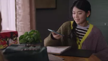 Ashlyn Batwing Cropped Cardigan porté par Claudia Kishi (Momona Tamada) comme on le voit dans Le Baby-Sitters Club série TV garde-robe (S02E02)