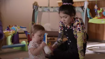 Alice + Olivia Stace Visage imprimé coton t-shirt porté par Claudia Kishi (Momona Tamada) comme on le voit dans Le Baby-Sitters Club (S02E02)