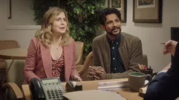 Wilfred Margaux Blazer en guayaba usado por Samantha (Rose McIver) como se ve en los atuendos de la serie de televisión Ghosts (S01E01)