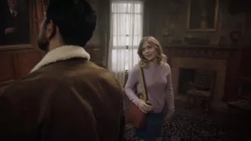Madewell Small Transport Tote Bag worn by Samantha (Rose McIver) as seen in Ghosts TV Show wardrobe (Season 1 Episode 1)