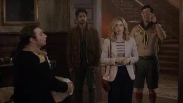 Chaqueta marrón usada por Jay (Utkarsh Ambudkar) como se ve en los atuendos de la serie de televisión Ghosts (Temporada 1 Episodio 2)