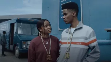 Puma Classics cloche manches sweat bordeaux porté par Kato (Ajiona Alexus) comme on le voit dans BMF Black Mafia Family tenues (Saison 1 Épisode 3)