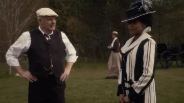 Zara Noir et Blanc Rayé Mélange de Lin Long Double Boutonnage Manteau porté par Violet Hart (Shanice Banton) comme on le voit dans Murdoch Mystères de la série TV garde-robe (S15E03)