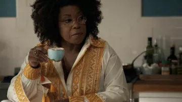 Dries Van Noten Castaly Camisa bordada usada por Viola 'Vi' Marsette (Lorraine Toussaint) como se ve en los atuendos de la serie de televisión The Equalizer (S02E01)