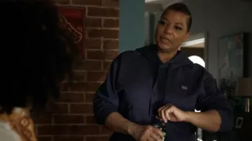 Acne Studios Purple Patch Hoodie porté par Robyn McCall (Queen Latifah) comme on le voit dans L&#39;Égaliseur de la série TV garde-robe (Saison 2 Épisode 1)