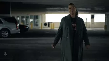 Burberry Fleurs Noires Fairhall Sweat-shirt porté par Robyn McCall (Queen Latifah) comme on le voit dans Les tenues de la série TV Equalizer (Saison 2 Épisode 1)