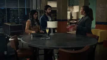 Jonathan Simkhai Jolie cardigan à épaules dénudées en jaune moutarde porté par Melody &#39;Mel&#39; Bayani (Liza Lapira) comme on le voit dans The Equalizer (S02E01)