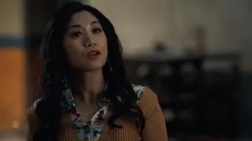 Alice + Olivia Willa Camisa de postal usada por Melody 'Mel' Bayani (Liza Lapira) como se ve en el vestuario del programa de televisión The Equalizer (Temporada 2 Episodio 1)