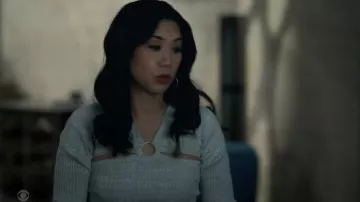 Anna Quan Laila top de punto recortado usado por Melody 'Mel' Bayani (Liza Lapira) como se ve en los trajes de The Equalizer (S02E01)