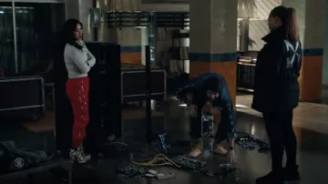 Off-White Flèches d&#39;impression veste de champ porté par Robyn McCall (Queen Latifah) comme on le voit dans La série TV Equalizer (Saison 2 Épisode 1)