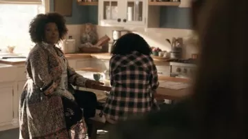 Johnny Was Patchwork Reversible Long Kimono usado por Viola 'Vi' Marsette (Lorraine Toussaint) como se ve en los atuendos de la serie de televisión The Equalizer (S02E01)