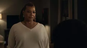 Brunello Cucinelli Bead Embellished Cashmere Sweater en blanco usado por Robyn McCall (Queen Latifah) como se ve en el programa de televisión The Equalizer (S02E01)