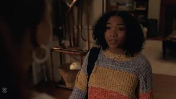Kimchi Bleu Récolte Patchwork Chandail porté par Delilah (Laya DeLeon Hayes) comme on le voit dans L&#39;Égaliseur des tenues de l&#39;émission de Télévision (Saison 2 Épisode 1)