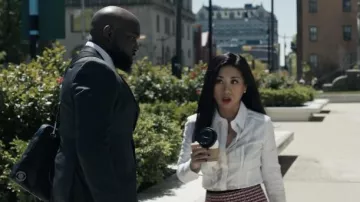Boss Bashina Chemisier blanc porté par Melody &#39;Mel&#39; Bayani (Liza Lapira) comme on le voit dans Les tenues de la série TV Equalizer (S02E01)