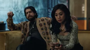 Proenza Schouler White Label Sheer Stretch Long Sleeve Top usado por Melody 'Mel' Bayani (Liza Lapira) como se ve en el vestuario del programa de televisión The Equalizer (S02E01)