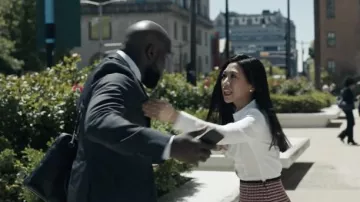 Maje Tweed Mini Falda usada por Melody 'Mel' Bayani (Liza Lapira) como se ve en los atuendos de la serie de televisión The Equalizer (Temporada 2 Episodio 1)