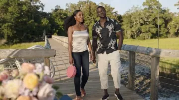 Bolso de hombro redondo de paja de H&M en rosa usado por Angela Vaughn (Yaya DaCosta) como se ve en Our Kind of People (S01E03)