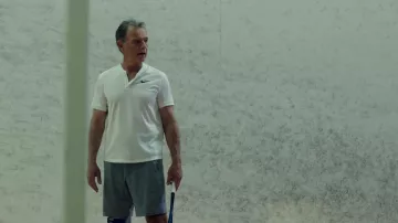 Nike White Polo Shirt usado por Randolph Bell (Bruce Greenwood) como se ve en los atuendos de la serie de televisión The Resident (Temporada 5 Episodio 4)