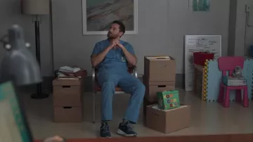SUR les Chaussures de Course Baskets portées par le Dr Max Goodwin (Ryan Eggold) comme on le voit dans les tenues de la série télévisée New Amsterdam (Saison 4 Épisode 4)